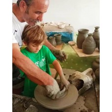 DALLA TERRA, VASI AL TORNIO E CUORI DI MARMO